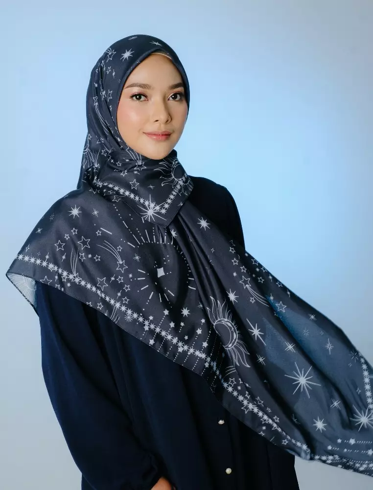 AMBERLY Scarf Black - Kerudung Hijab Segiempat Motif With Pouch Ziplock - Bahan Poly Fine - Ukuran 110x110