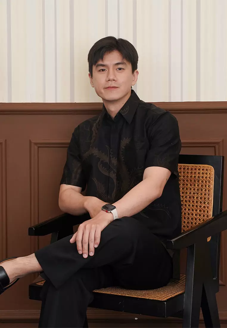 Enzy Batik Essential Kemeja Batik Pria Lengan Pendek Adinata - Black