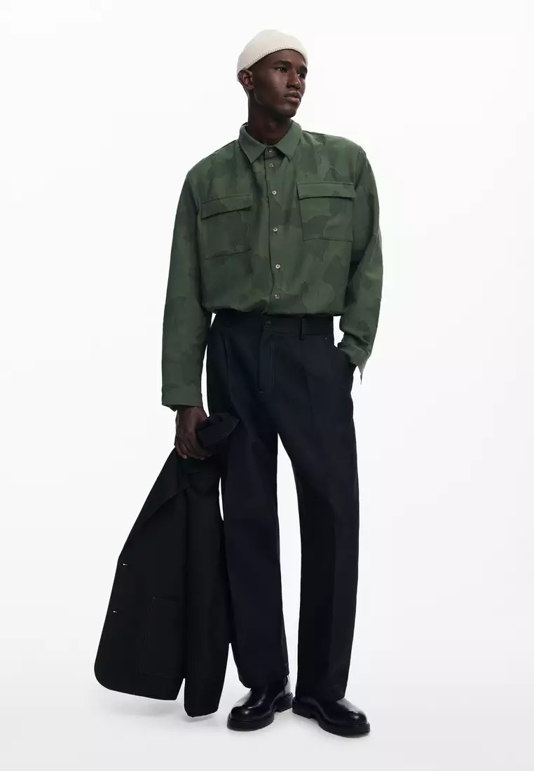 Pleated trousers with contrasts