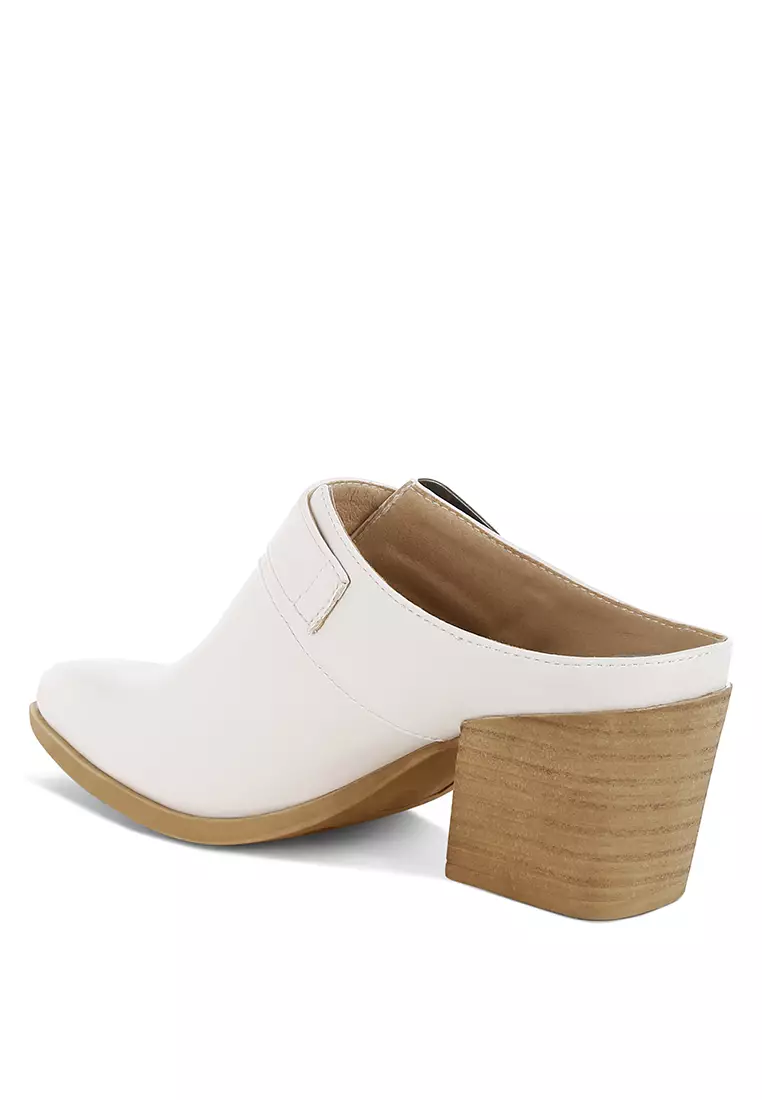 Sepatu Mules Berbahan Ukir dengan Gesper Warna Putih