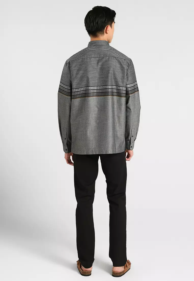MANZONE X Adipati Dolken - Kemeja Koko Lengan Panjang Pria Kaffah Comfort Fit - Dark Grey Warna Grey Dark