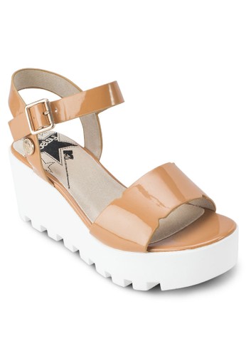 zalora時尚購物網的koumi koumi漆皮踝帶厚底涼鞋, 女鞋, 楔形涼鞋