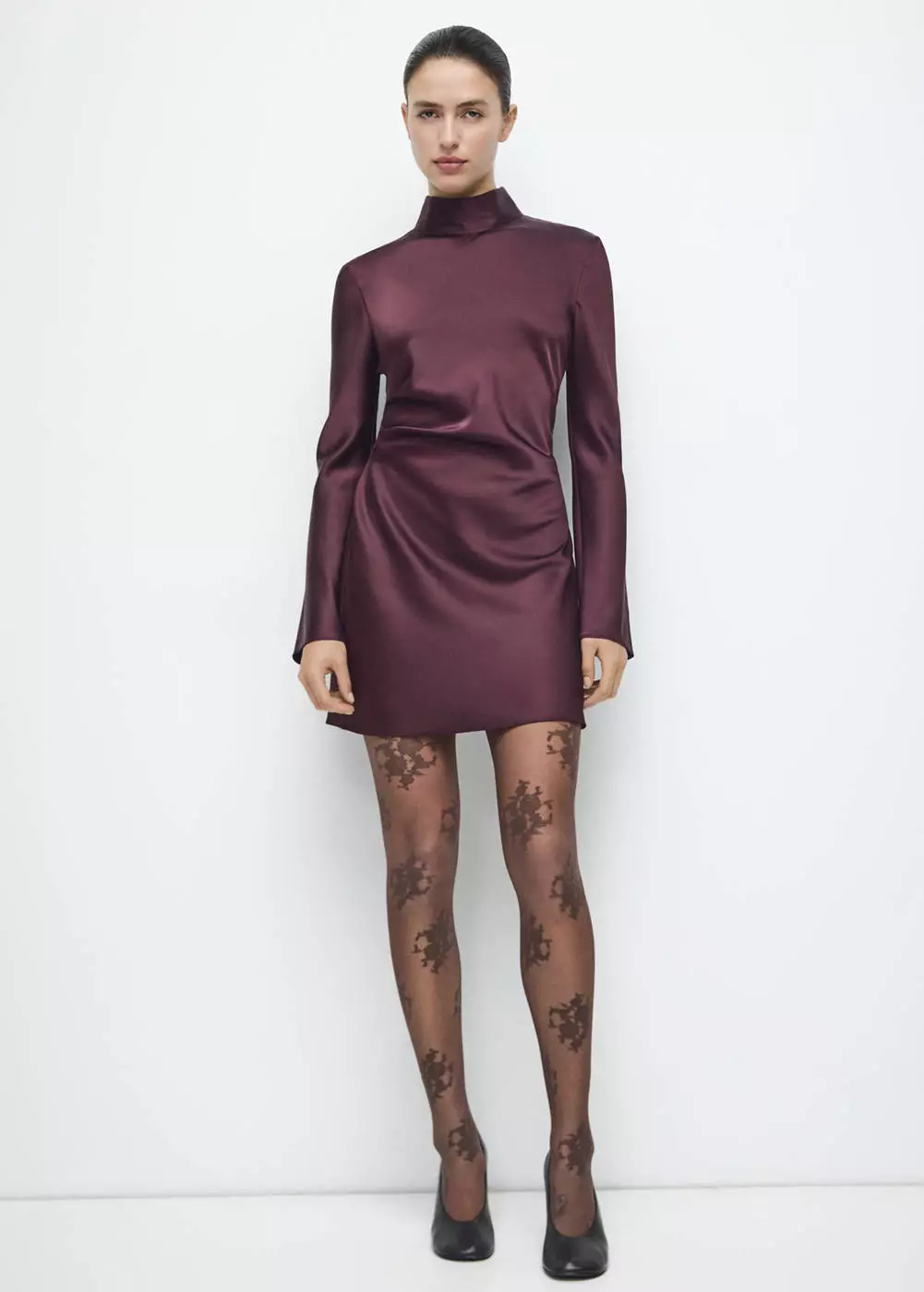 Gaun satin dengan detail kerut