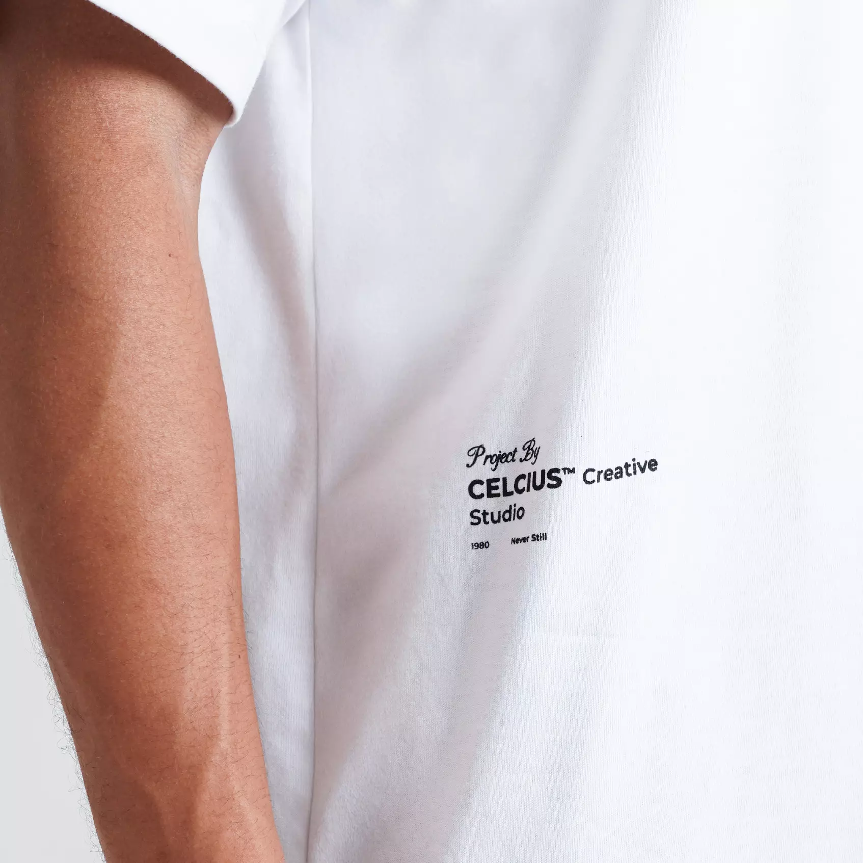 CELCIUS FANTA Fanta Bottle Pour White T-Shirt LIN001425C Putih