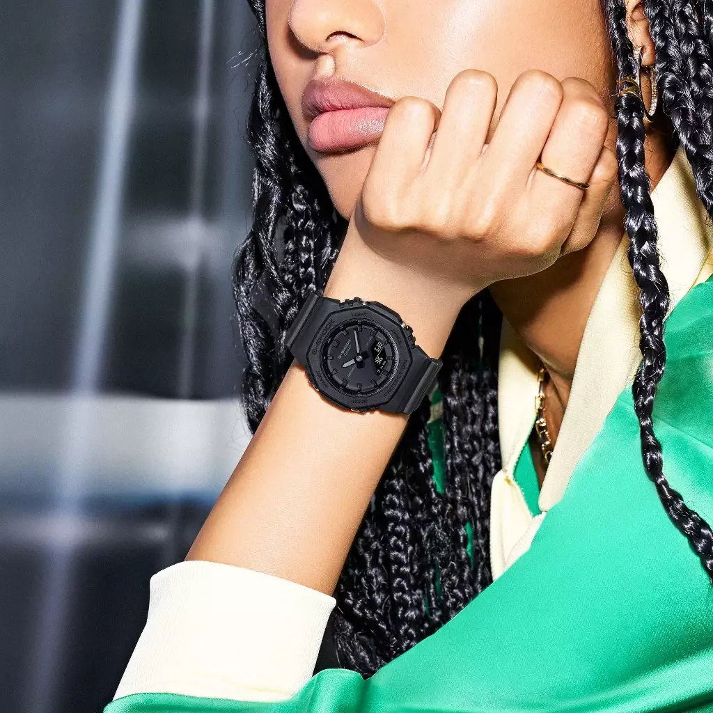 Casio G-Shock Jam Tangan Wanita dengan format Analog Digital GMA-P2100BB-1ADR