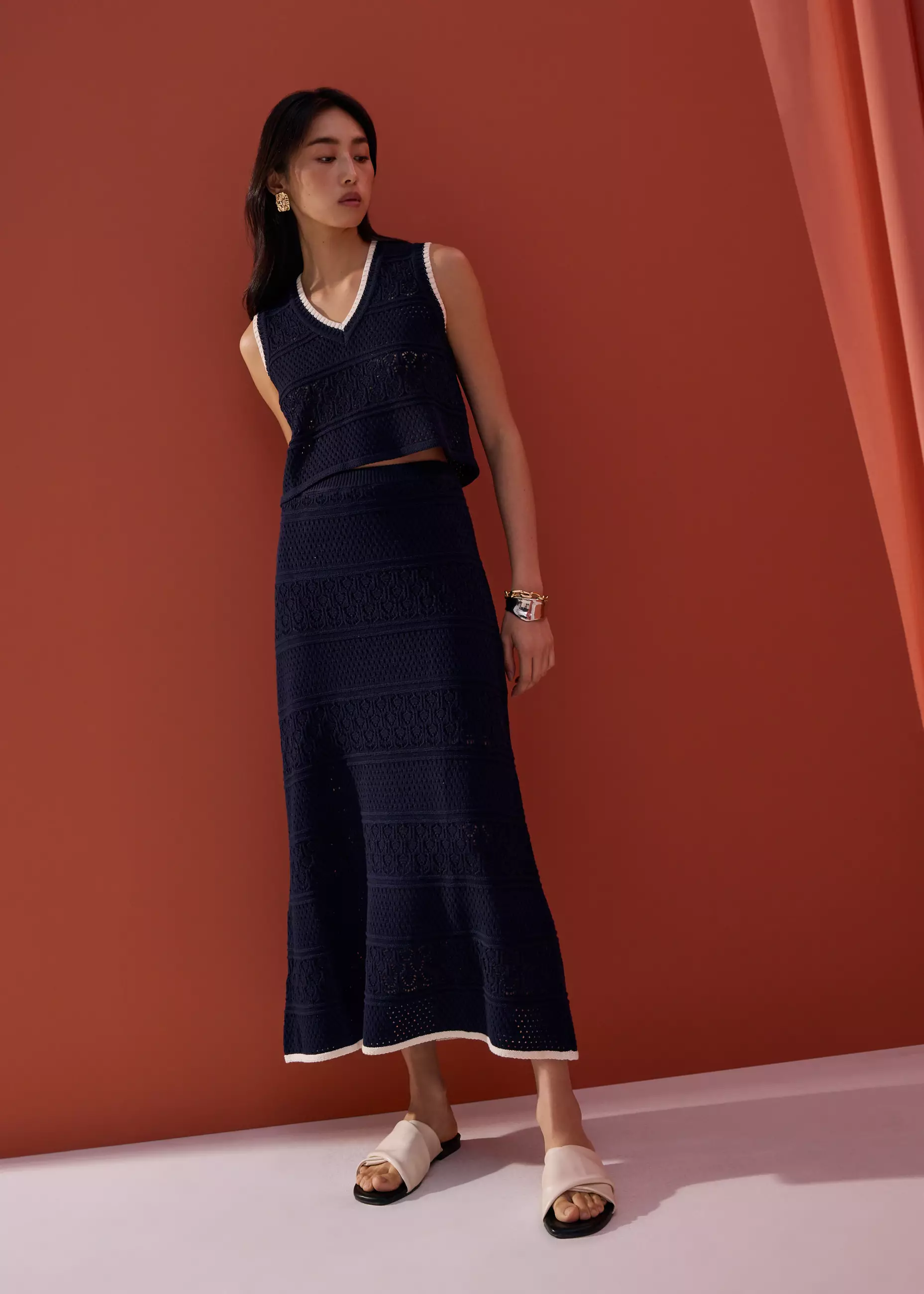 Atasan Wanita - Pointelle Contrast Knit V-neck Crop Shell Top