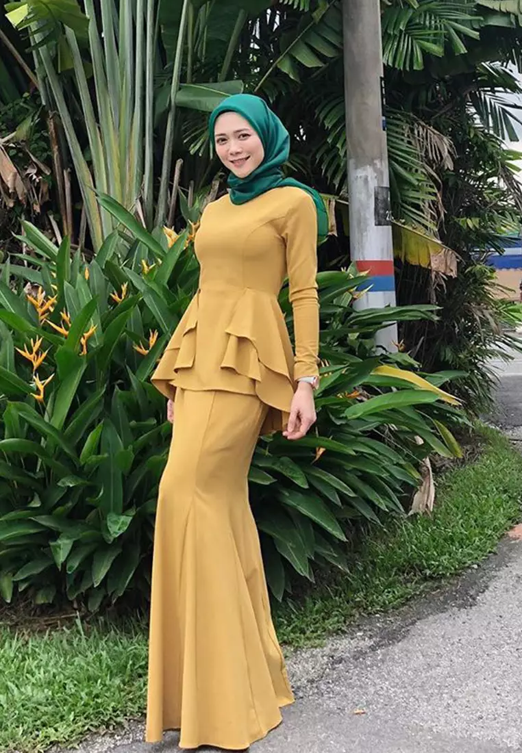 Lora Peplum in Gold