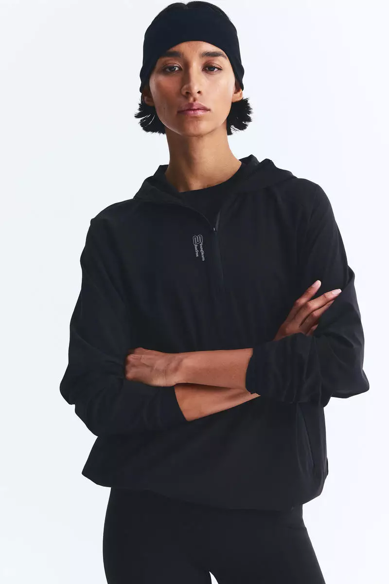 Zip-top running jacket with DryMove™