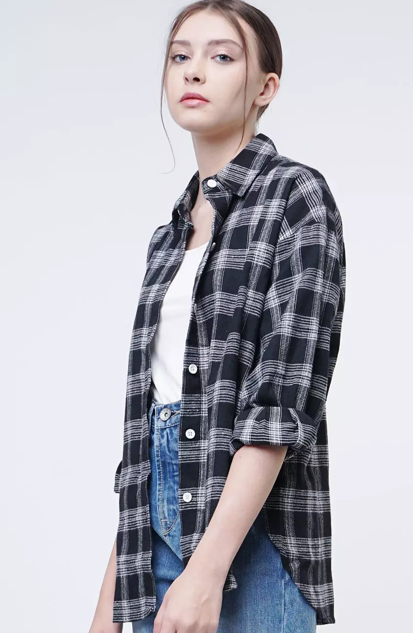 Kemeja Wanita Flanel Caitlyn Black Offwhite