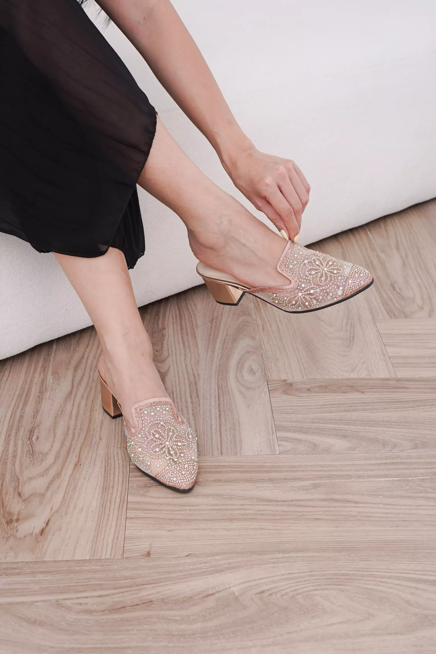 Lotuna Sandal Slop Wanita pesta