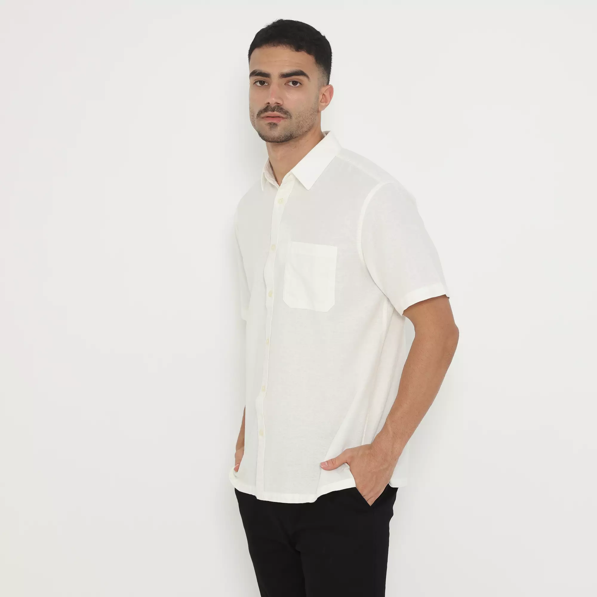 Men & Clo x PLATINI | Kemeja Pria Basic Polos Lengan Pendek Katun White 1090 