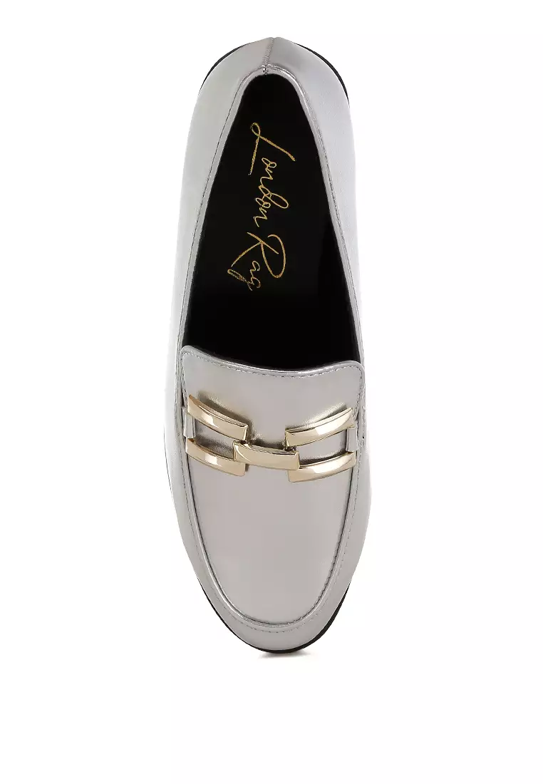 Sepatu Loafer Metalik Berdetail Horsebit dalam Warna Perak