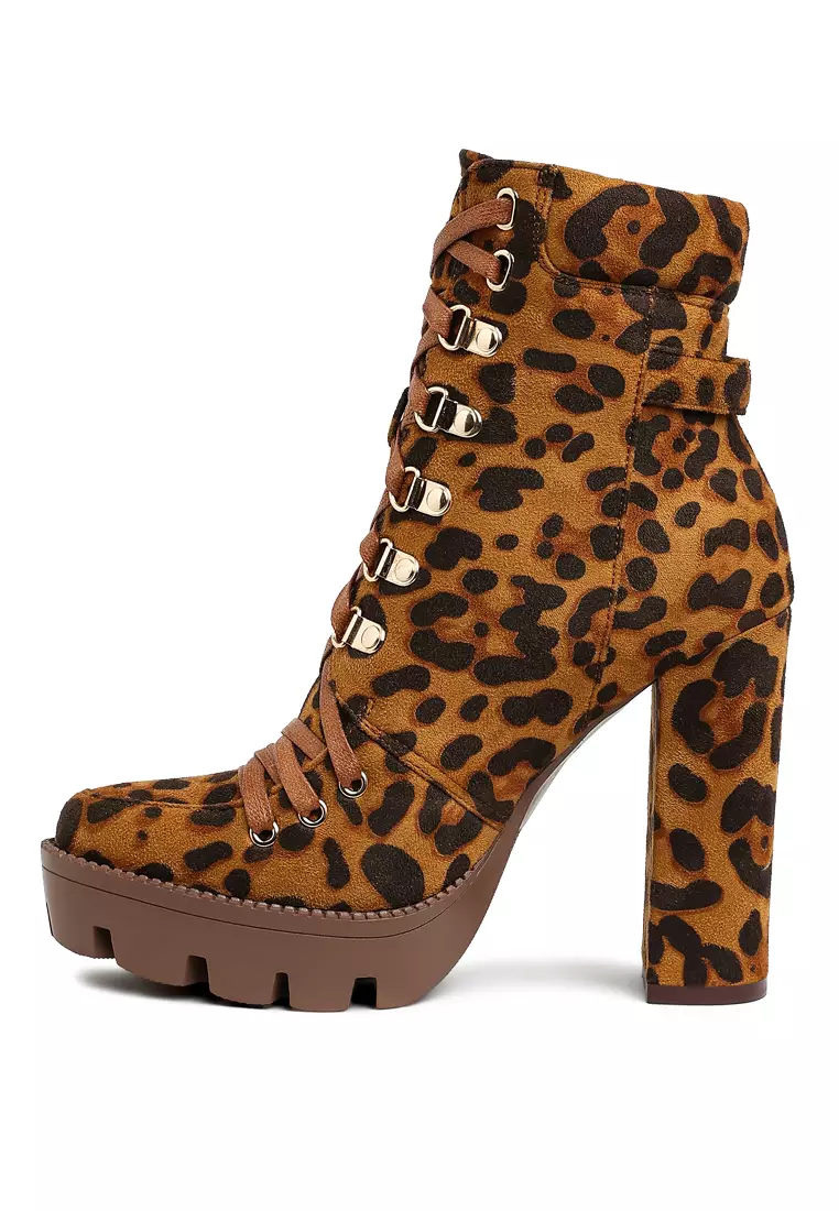 Sepatu bot berkerah dengan bantalan kulit ular bermotif macan tutul