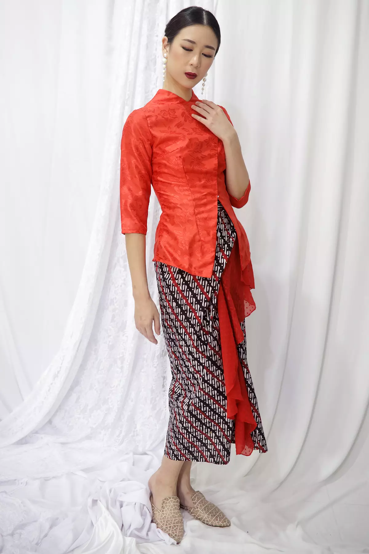 Mahadevi Jaquard Merah Kebaya Janggan