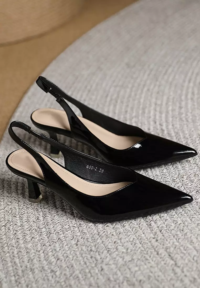 Low heel pumps with strap clearance