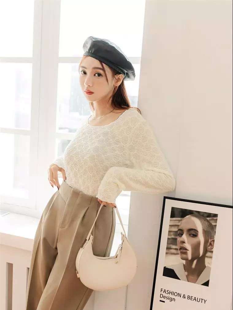 Solid Color Skin-Friendly 3D Texture Round Neck Long Sleeve Top [AB17955]