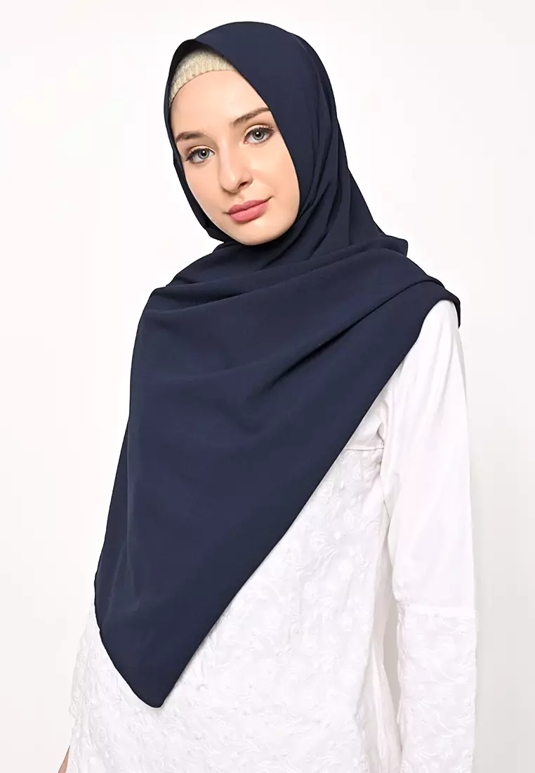 Hijab Segi Empat Diamond Jahit Tepi Navy