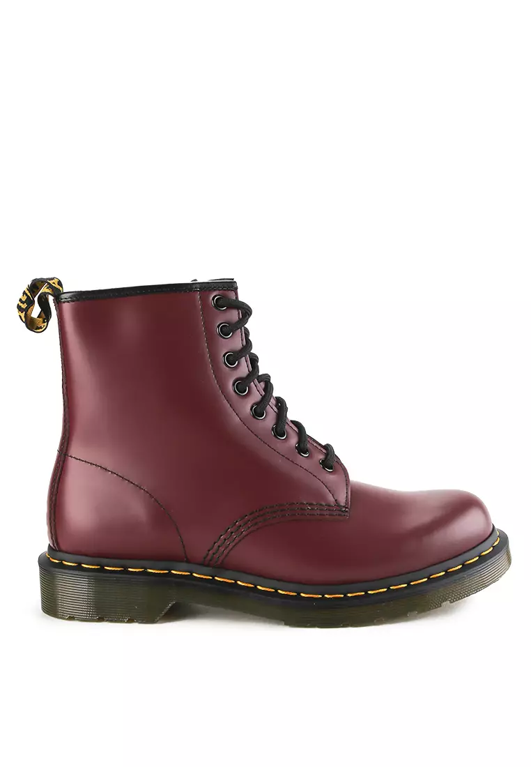 Dr. Martens 8 Eye Boot, Anfibi Unisex In Pelle Liscia Con Inserti Elastici E Cuciture Gialle