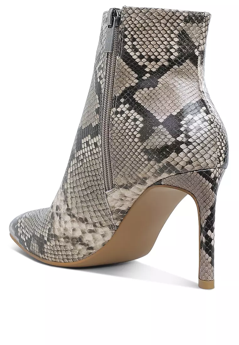 Sepatu bot hak stiletto bertekstur dengan motif ular