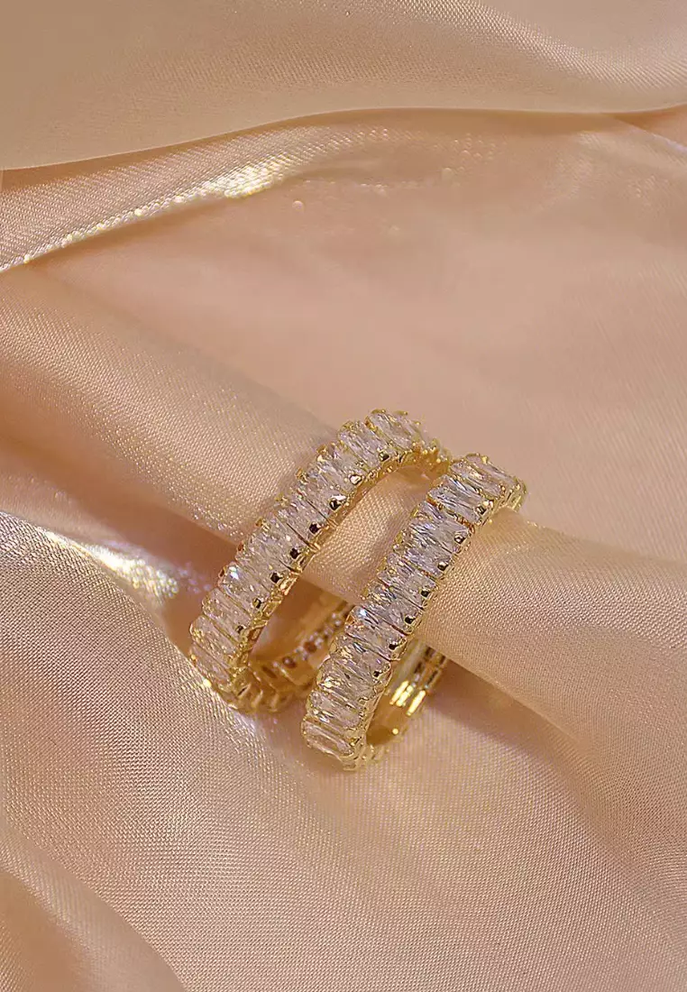 Jenna J-Hoop Earrings in Gold