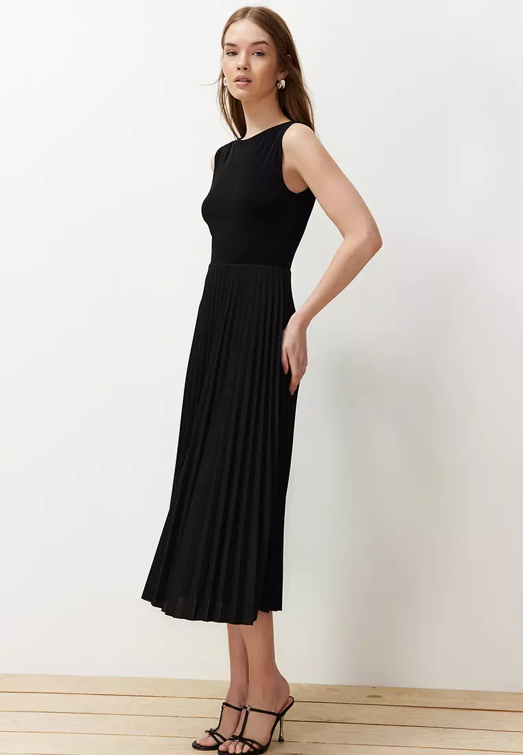 Black Pleated Lined Sleeveless Flexible Knitted Midi Dress TWOSS24EL00785