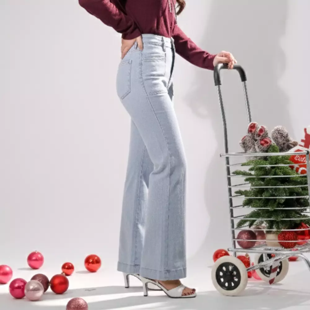 Yejin Flare Jeans in Dark Blue