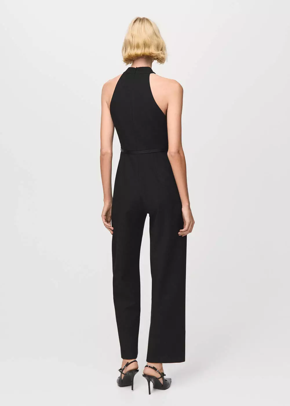 Halter neck jumpsuit dengan belt