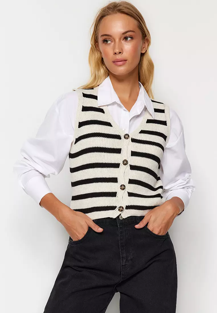 White sleeveless 2025 sweater vest