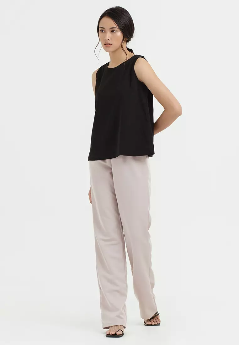 Basic Sleeveless Round Neck Top in Black