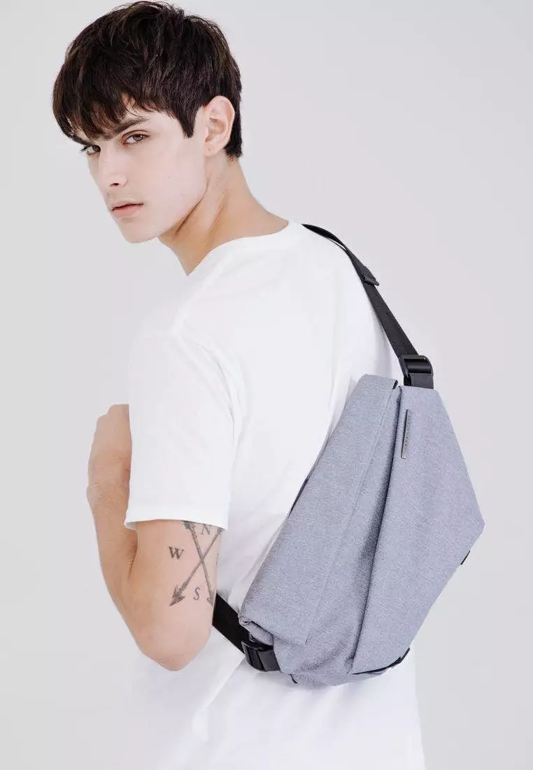 用途多變‧潮流隨身‧R1 時尚斜孭袋-迷霧藍