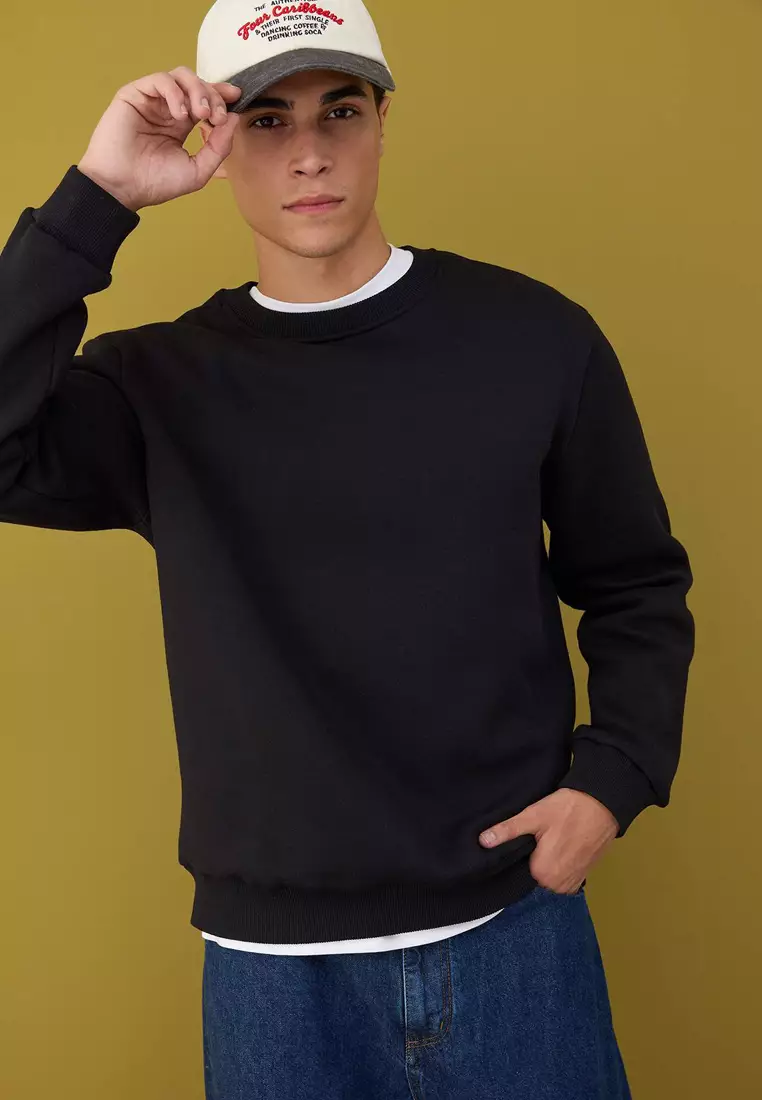 Black Regular Cut Crew Neck Thick/Inside Raised Sweatshirt