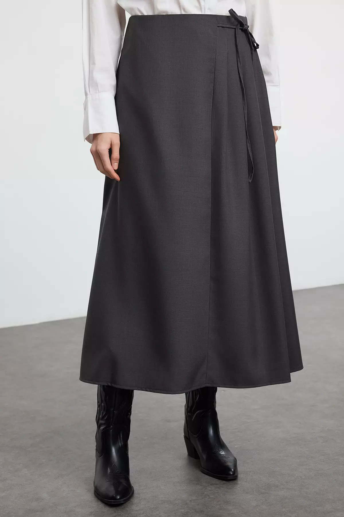 MODEST Pleat Detailed Skirt