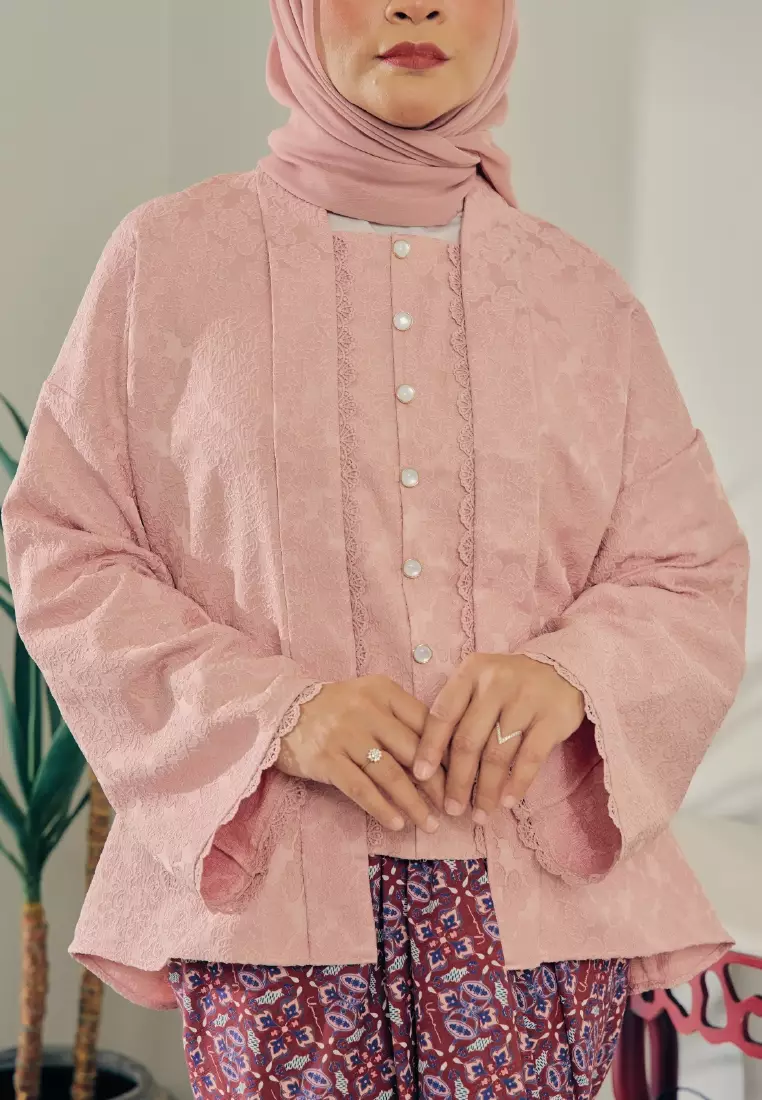 KEBAYA ANOM Top in Kericau Pink