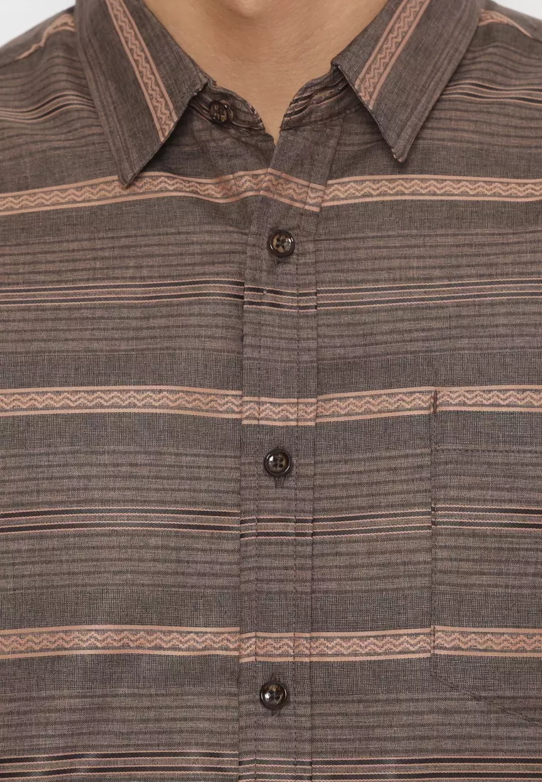 POLICE Kemeja Salur Printing Coklat Tua Regular Fit Pria