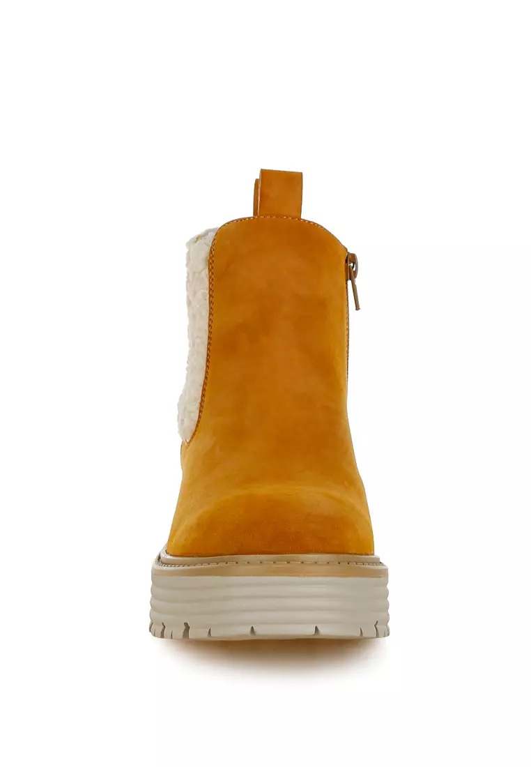 Sepatu Bot Tebal Berdetail Bulu Palsu Warna Coklat Muda