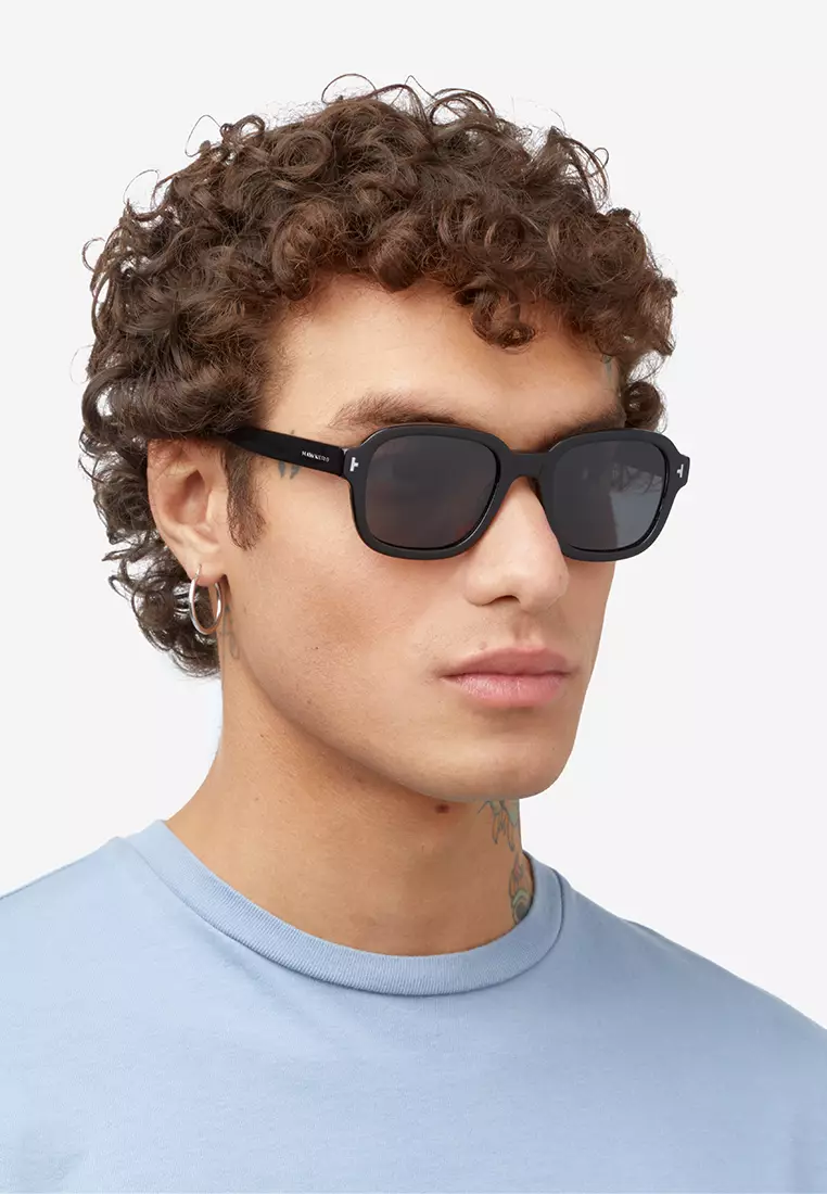 HAWKERS POLARIZED Black Dark TWIST Sunglasses for Men and Women, Unisex. UV400 Protection. Official Product designed in Spain