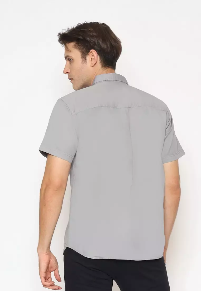 POLICE Kemeja Polos Cotton Twill Kantong Dua Light Grey Regular Fit Pria