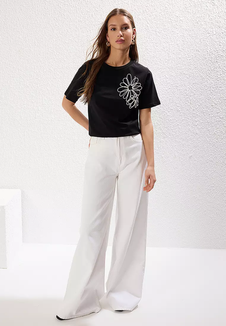 Black Regular/Normal Pattern Flower Embroidered Knitted T-Shirt