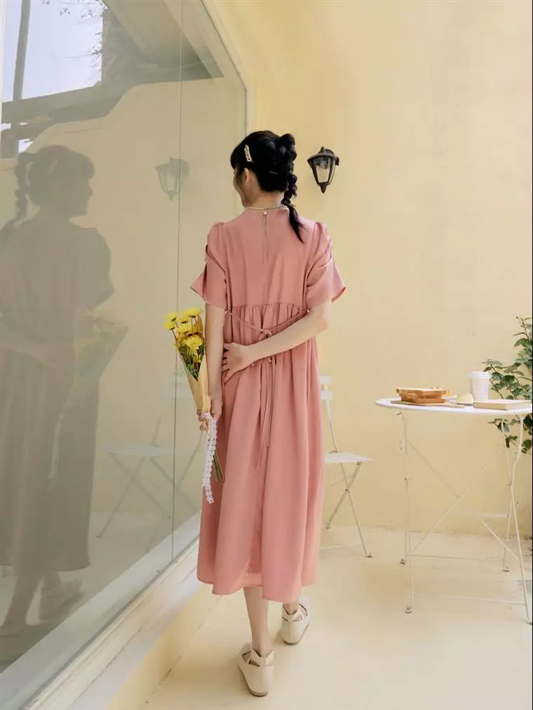 OB嚴選 咖啡廳家族．質感角色印花厚雪紡綁帶洋裝《KG1570》