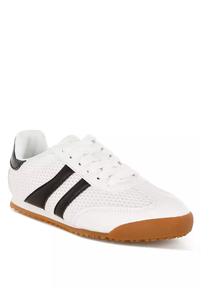 Sepatu Kets Bertali Bergaris Kasual Warna Putih