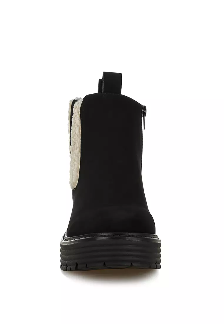 Sepatu bot tebal dengan detail bulu imitasi berwarna hitam