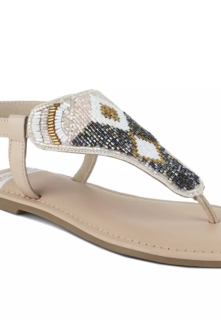 Sandal Datar dengan Gesper Pin dan Manik-manik Warna Beige