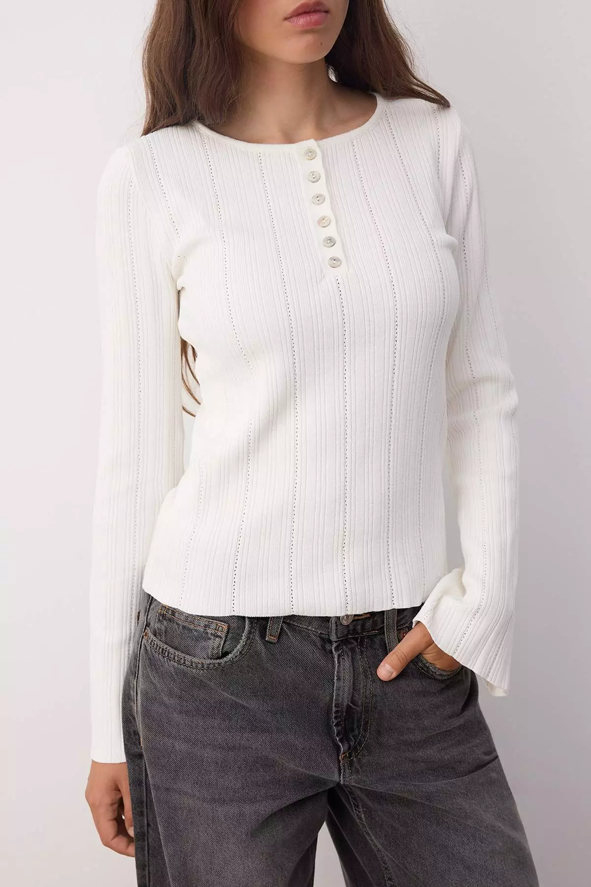 Ecru Fitted/Fits Body Spanish Sleeve Thin Knit Sweater