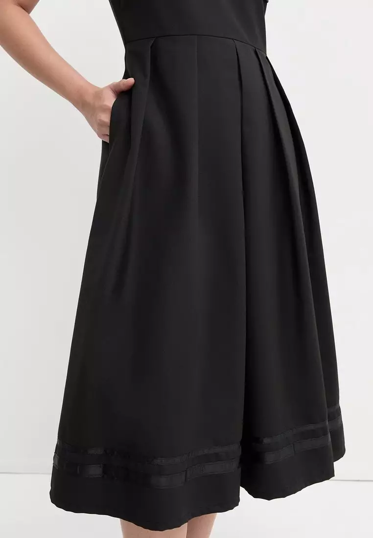 Sleeveless Collared Pleated Midi Dress with Contrast Hem Stripe Detail - Black