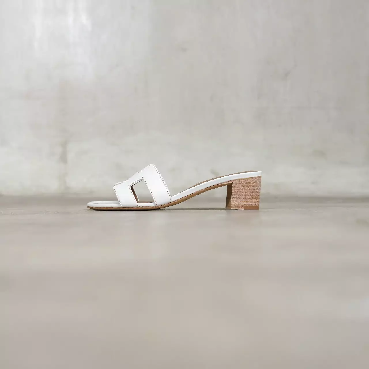 Sepatu HERMES OASIS WHITE BLOCK HEELS 100% ORIGINAL