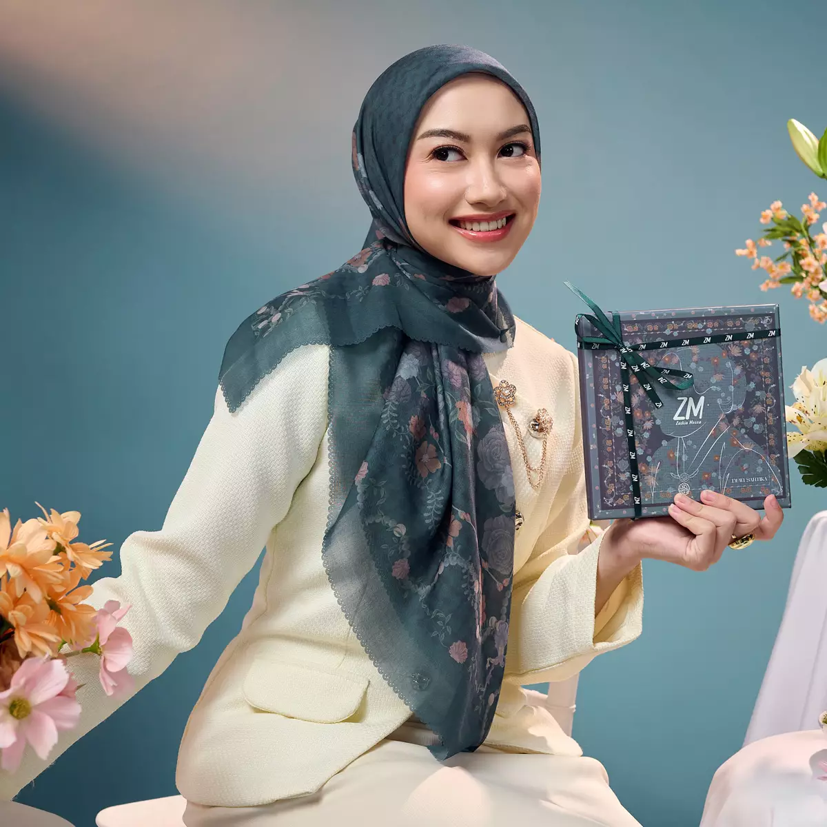 [INCLUDE HARD BOX] ZM Zaskia Mecca - Scarf Bunga Pertiwi Edisi Dewi Sartika Teal | Material Voal Alaska Premium | Hijab Motif Segi Empat
