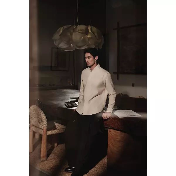 LARUSSO Earth of Whisper - Kemeja Koko Changi Beskap Heritage Linen Lengan Panjang - Chalk