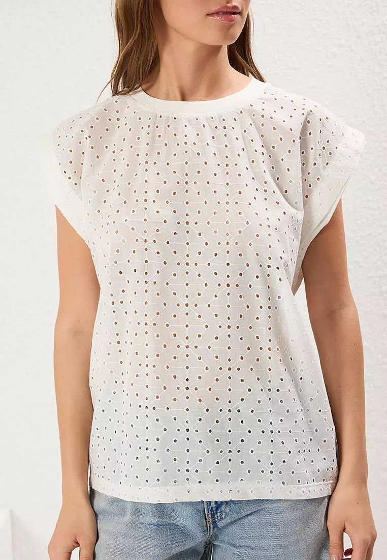 Ecru Embroidery Detail Relaxed Pattern Knitted T-Shirt