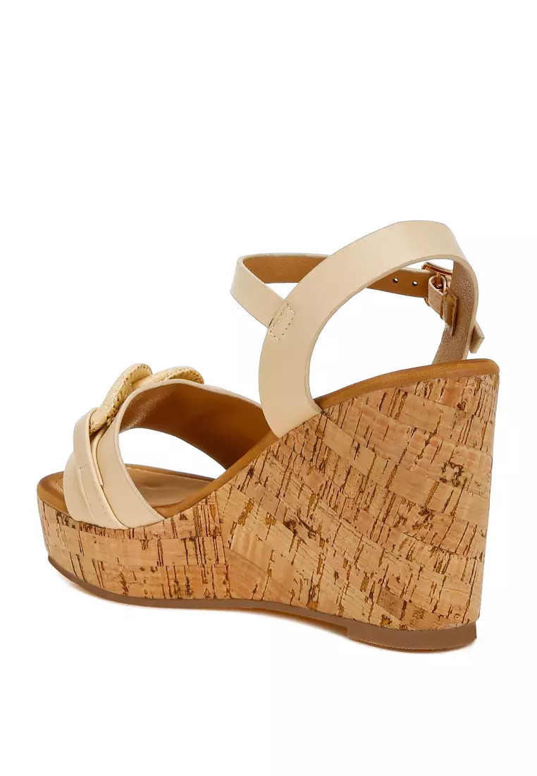 Wedges Gesper Pin Rantai Bantalan dalam warna Krem