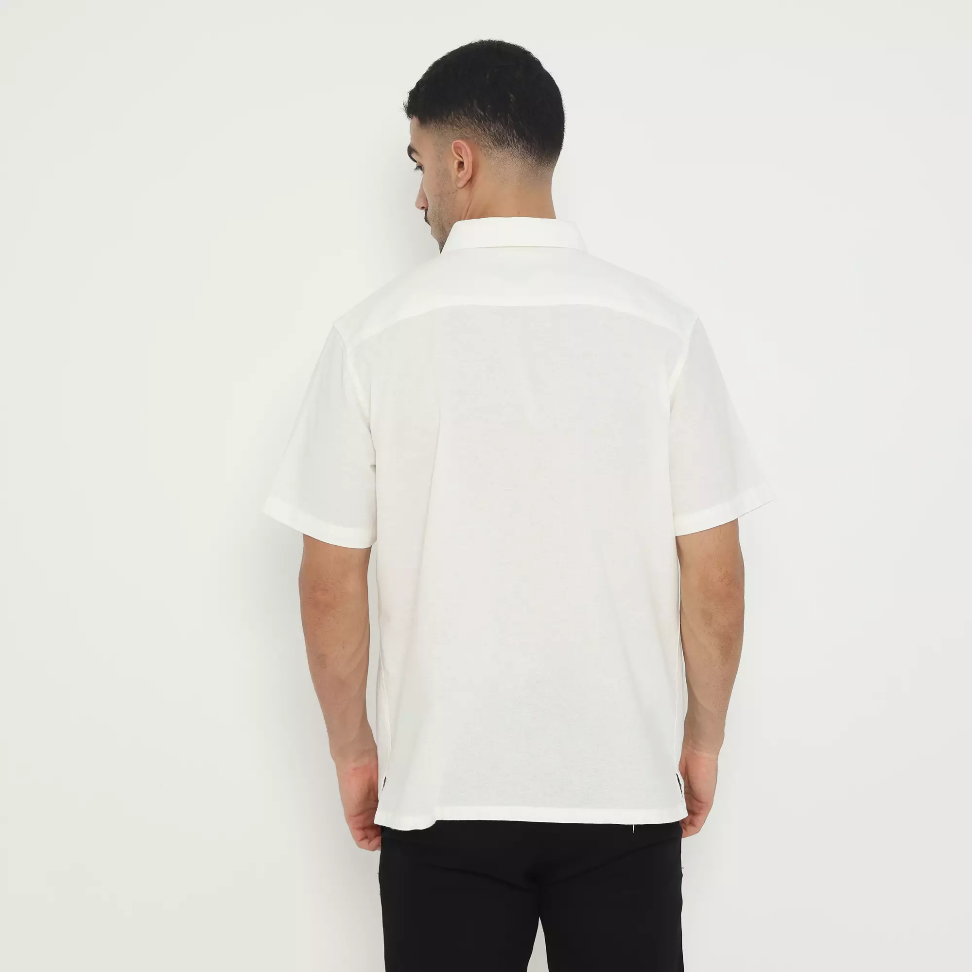 Men & Clo x PLATINI | Kemeja Pria Basic Polos Lengan Pendek Katun White 1090 